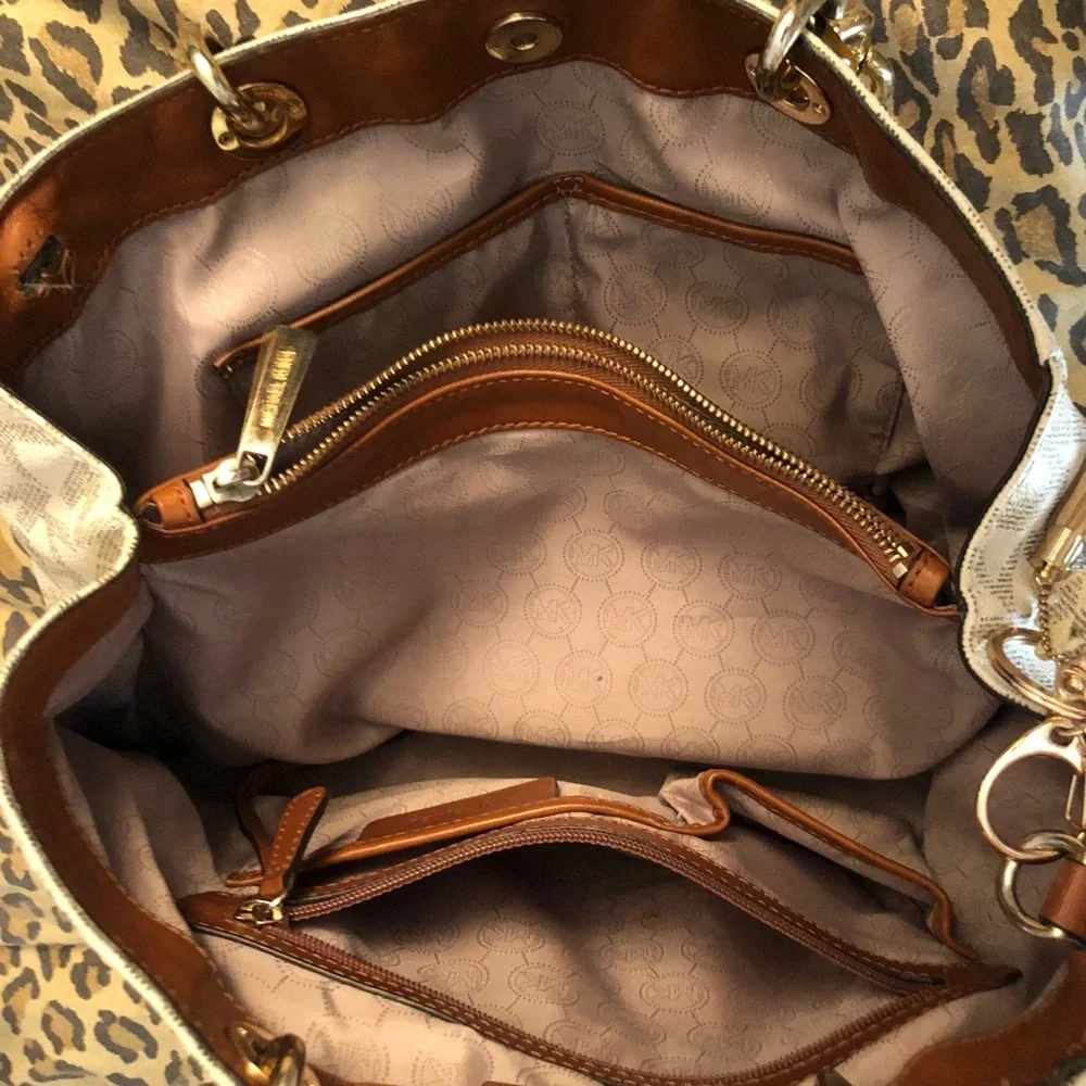 Micheal Kors  large Ivory classic monogram bag gold & tortoise handles - Picture 6 of 16